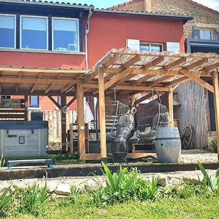 A L'oree Des Volcans 3*