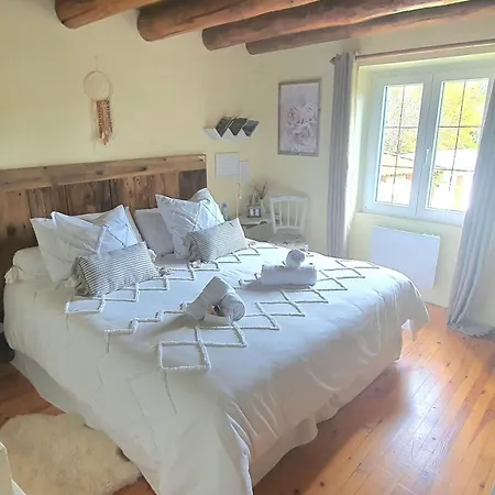 A L'oree Des Volcans Bed & Breakfast *