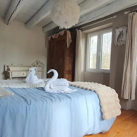 A L'oree Des Volcans Bed & Breakfast