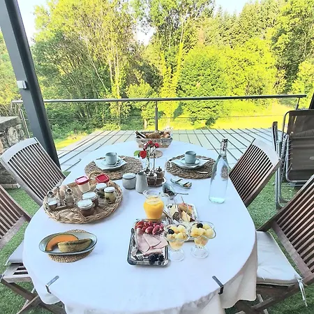 A L'oree Des Volcans Bed & Breakfast *
