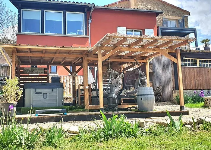 A L'oree Des Volcans 3*